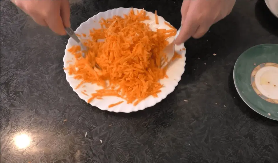 Салат Ананас с курицей и сыром — шаг 2