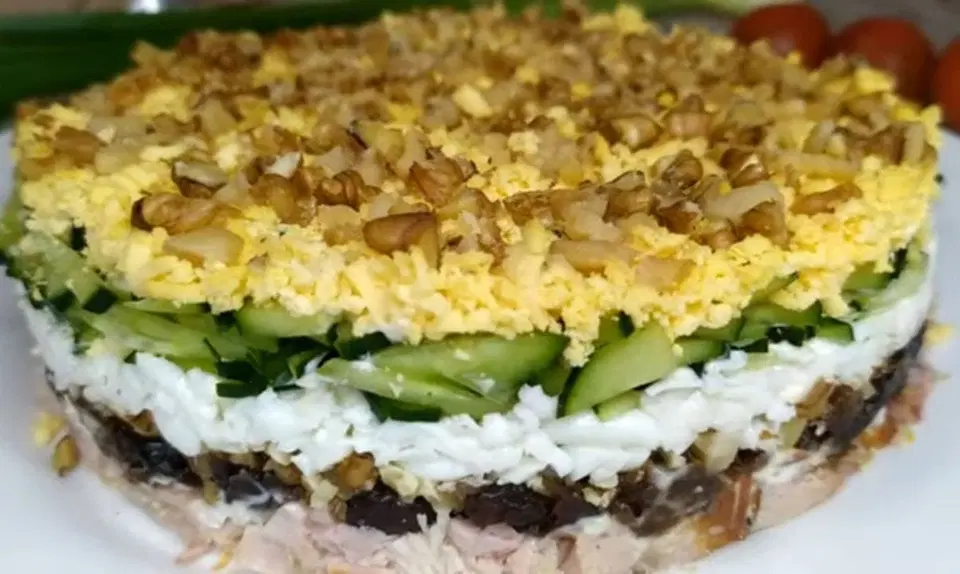 Салат с черносливом и копченой курицей — шаг 6