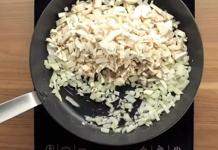 Яичные блинчики с курицей и грибами — шаг 4