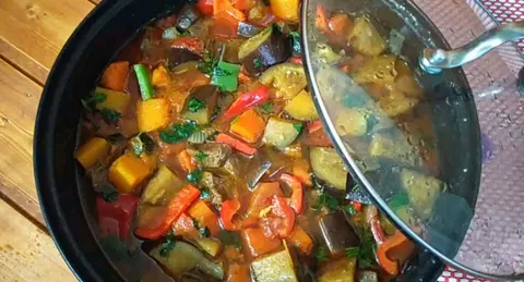 Подлива с мясом и овощами