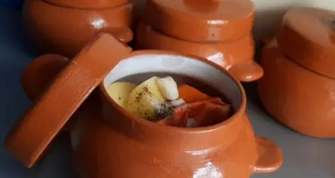 Суп из курицы с горохом в горшочке