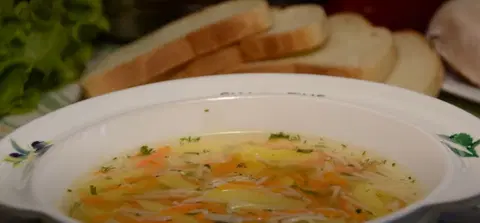 Диетический куриный суп с вермишелью