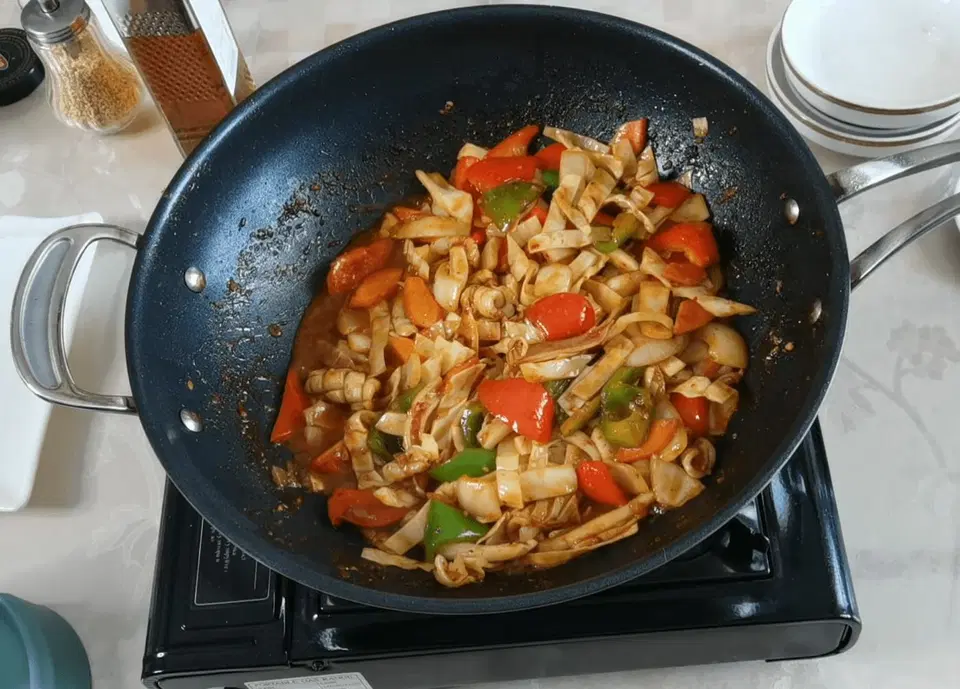 Кальмары, тушеные с овощами — шаг 3