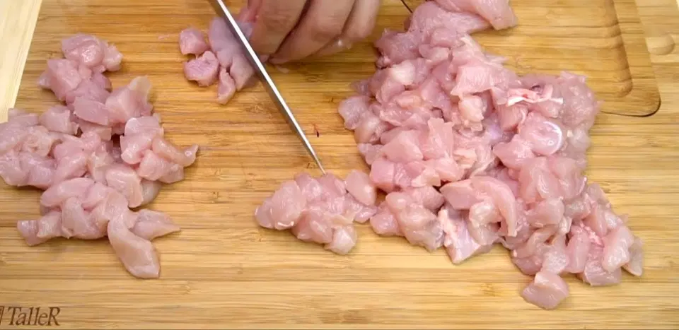 Салат оливье с мясом и свежими огурцами — шаг 3