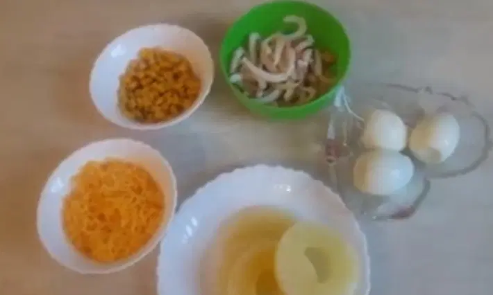 Салат с кальмарами и ананасом — шаг 3