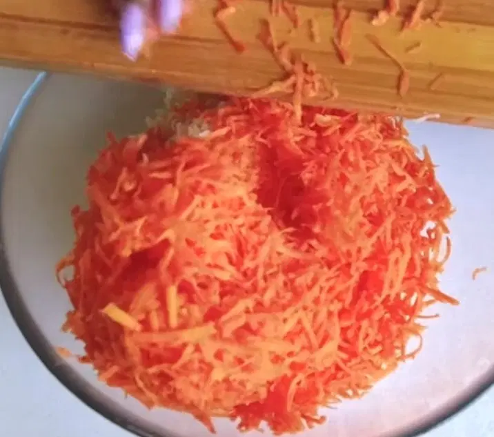 Салат с морковью и сыром — шаг 2