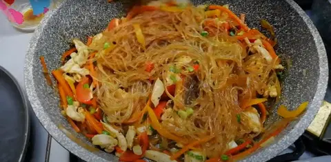Салат фунчоза с курицей и овощами