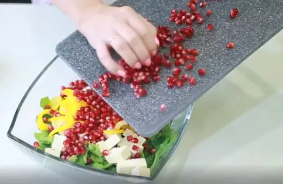 Салат с кейлом и пармезаном — шаг 6
