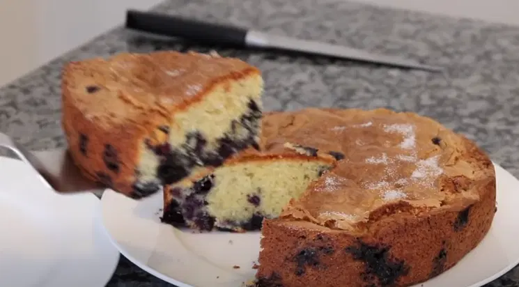 Шарлотка с голубикой — шаг 12