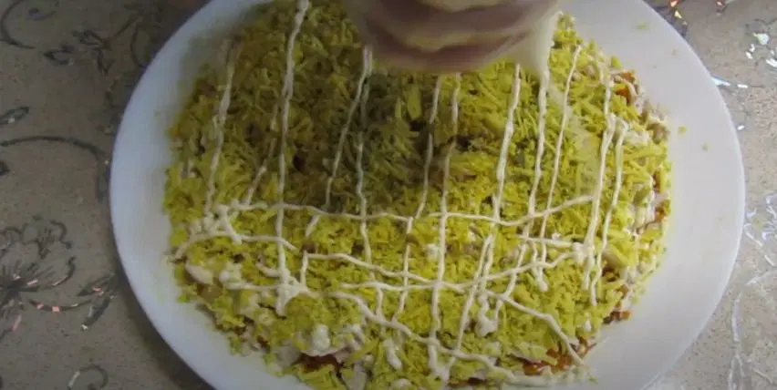 Салат Белый медведь с курагой и грецким орехом — шаг 7