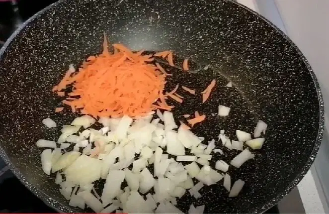 Сырный суп с полукопченой колбасой — шаг 2