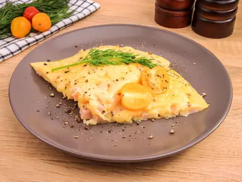 Омлет с ветчиной, помидорами и сыром