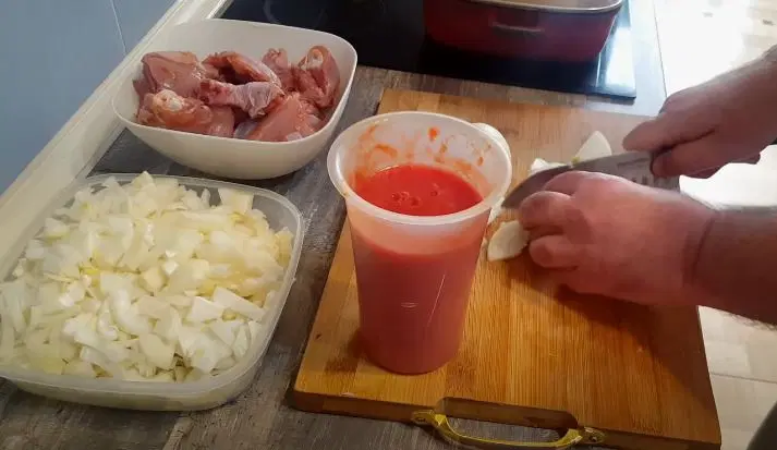 Отварная курица с томатной подливкой «по-армянски» — шаг 2