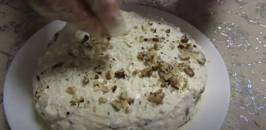 Салат Белый медведь с курагой и грецким орехом — шаг 11