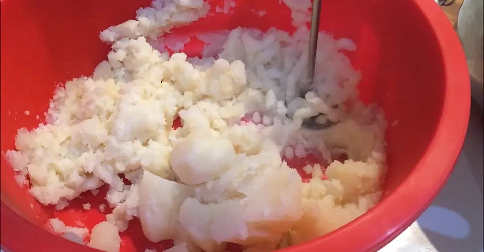 Осетинский пирог с картошкой и сыром — шаг 6