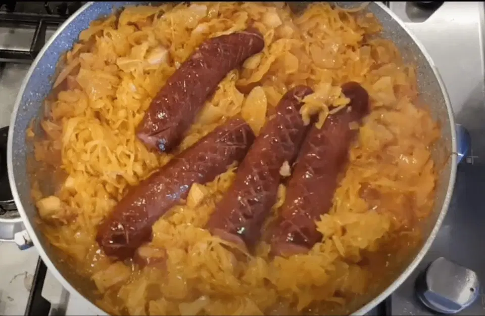 Шукрут (тушеная квашеная капуста с копченостями) — шаг 4