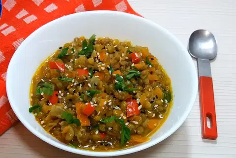 Зеленая чечевица с овощами
