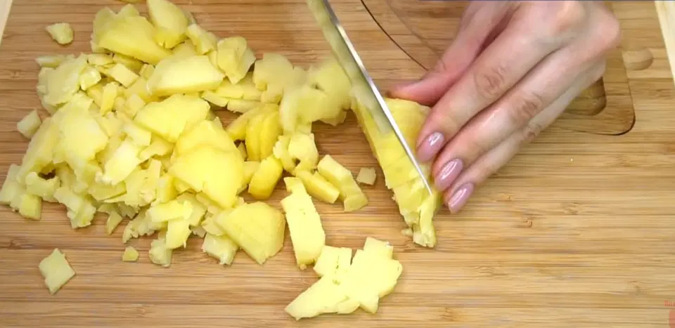 Салат оливье с мясом и свежими огурцами — шаг 7