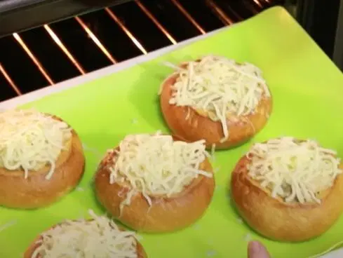 Жульен с курицей в булочке — шаг 12