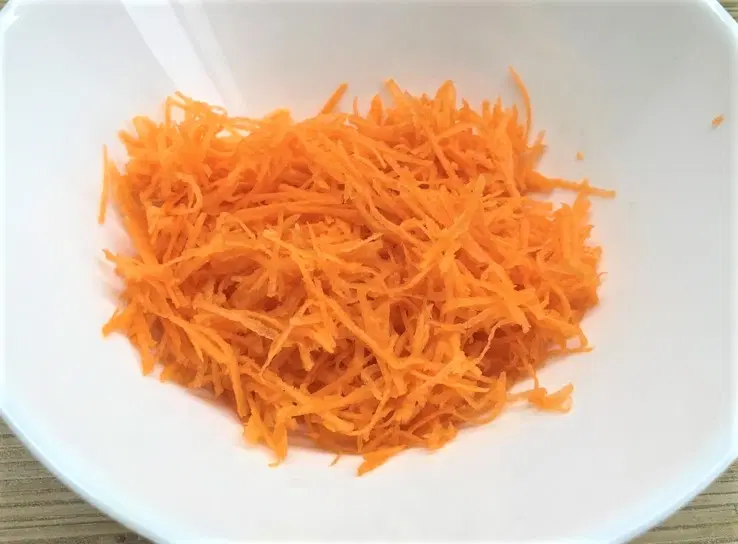 Салат с курагой и грецким орехом — шаг 3
