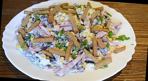 Фасолевый салат с сухариками и чесноком