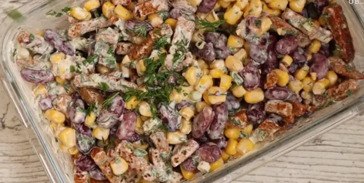 Салат с фасолью, кукурузой и сухариками