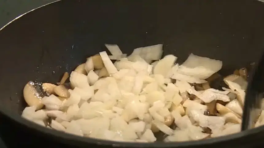 Грибы с рисом — шаг 2