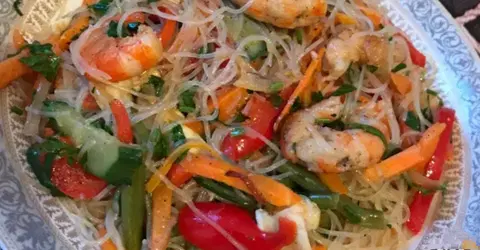 Салат с фунчозой и морепродуктами