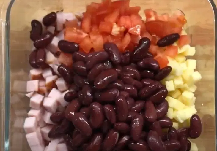 Салат с фасолью, помидорами и сыром — шаг 4