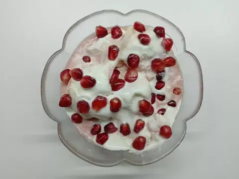 Домашнее мороженое с зернышками граната