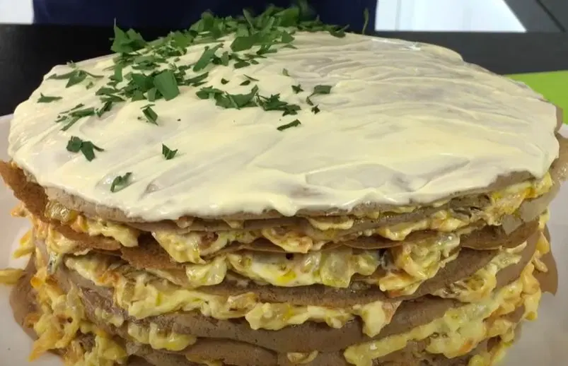 Слоеный печеночный торт с морковью и луком — шаг 6