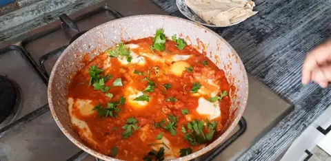Шакшука (яичница с помидорами)