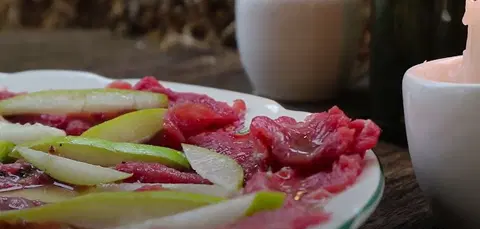 Карпаччо из тушеной груши с бальзамической заправкой
