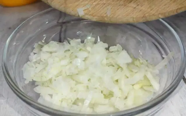 Салат Мимоза с горбушей и сливочным маслом — шаг 1