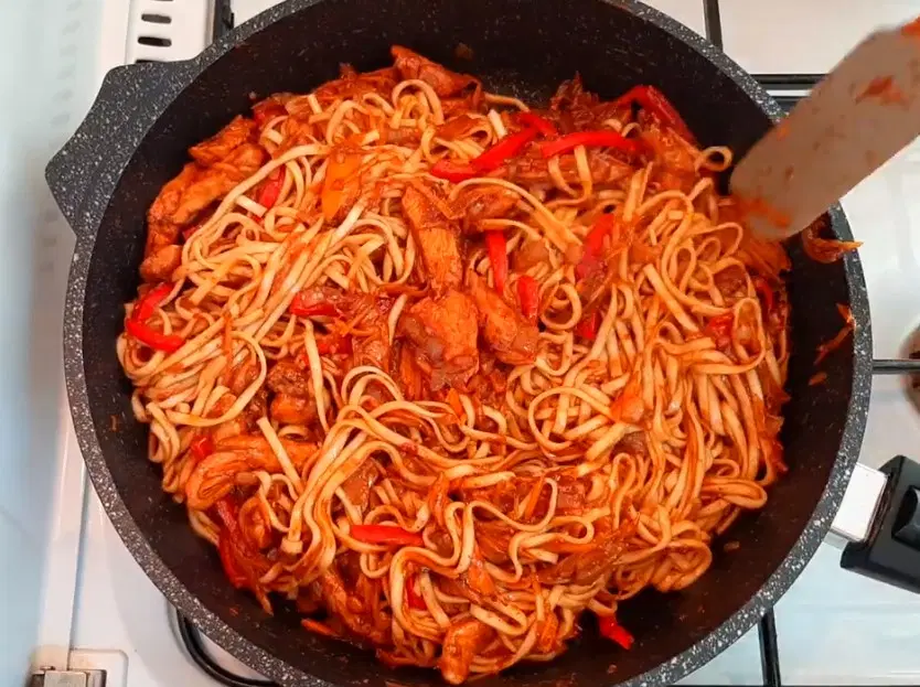 Лапша удон с курицей и овощами — шаг 7