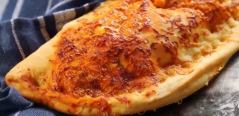 Итальянская пицца Кальцоне с салями и творогом