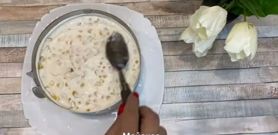 Салат из курицы с ананасами и кукурузой — шаг 7