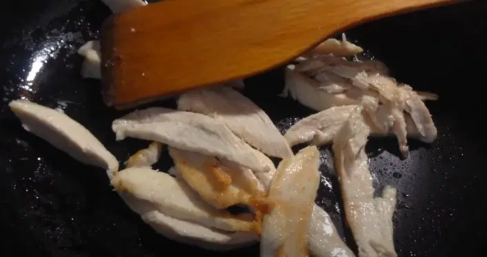 Салат с куриной грудкой авокадо и оливками — шаг 1