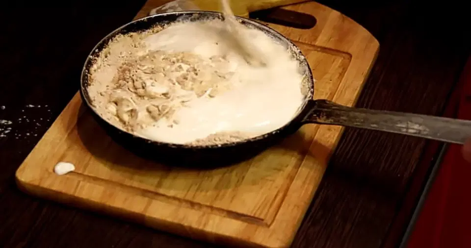 Нежный куриный жюльен с грибами и сыром — шаг 10