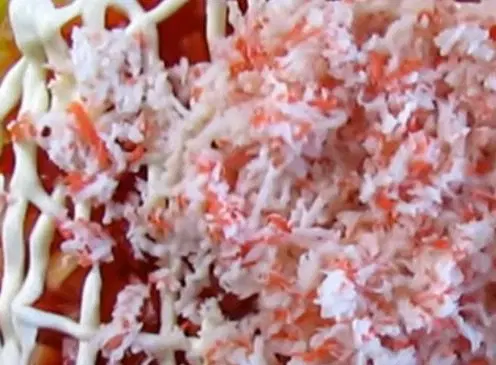 Слоеный салат с помидорами и крабовыми палочками — шаг 2