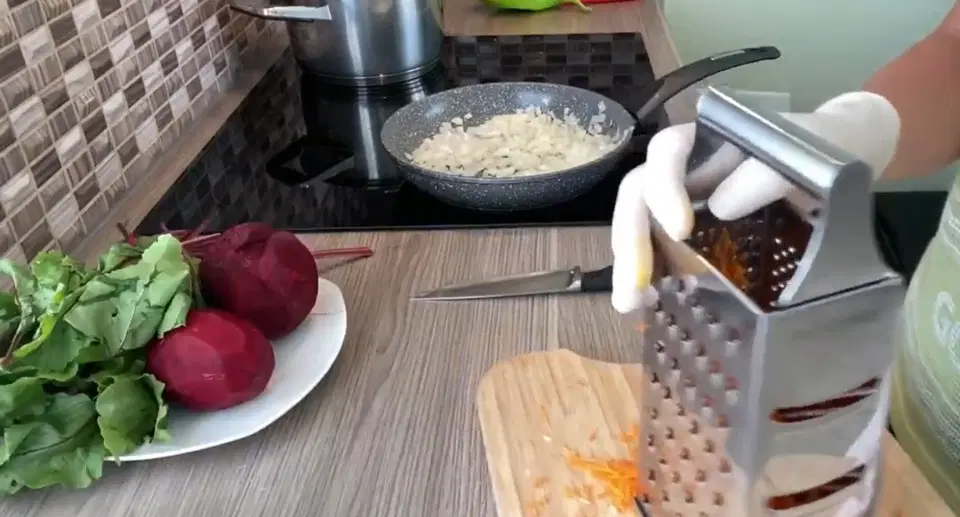 Горячий свекольник с курицей и со свекольной ботвой — шаг 1