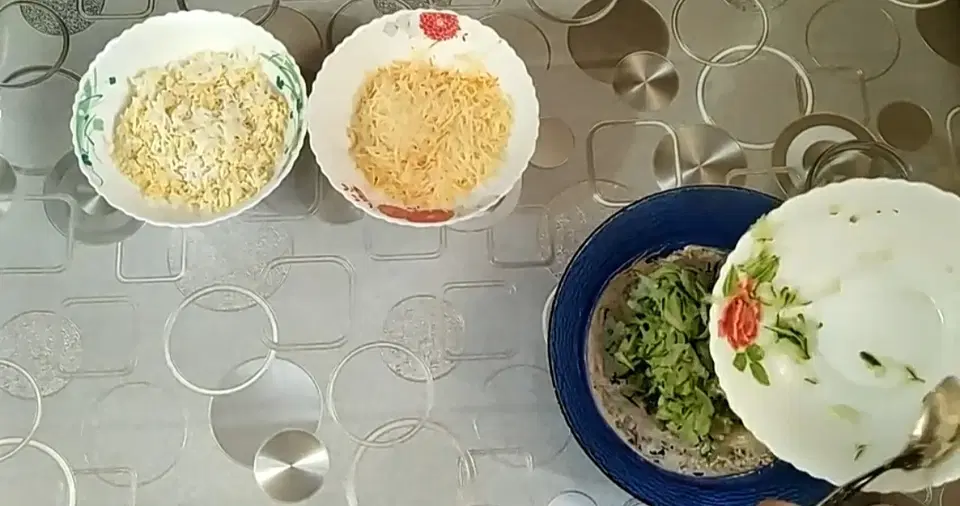 Слоеный салат с тунцом, рисом и луком — шаг 9