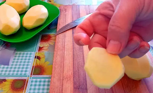 Картофельные чипсы по-домашнему со сметаной — шаг 1