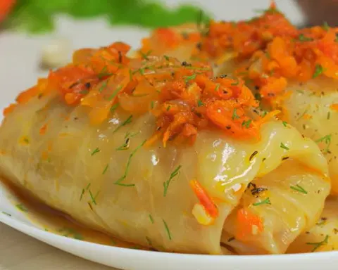 Голубцы с мясом и рисом в духовке с овощным соусом