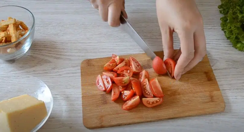 Салат с ветчиной, сухариками и листовым салатом — шаг 2