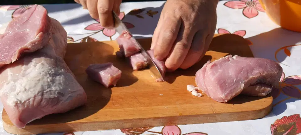 Бигус из свежей капусты с мясом в казане — шаг 2