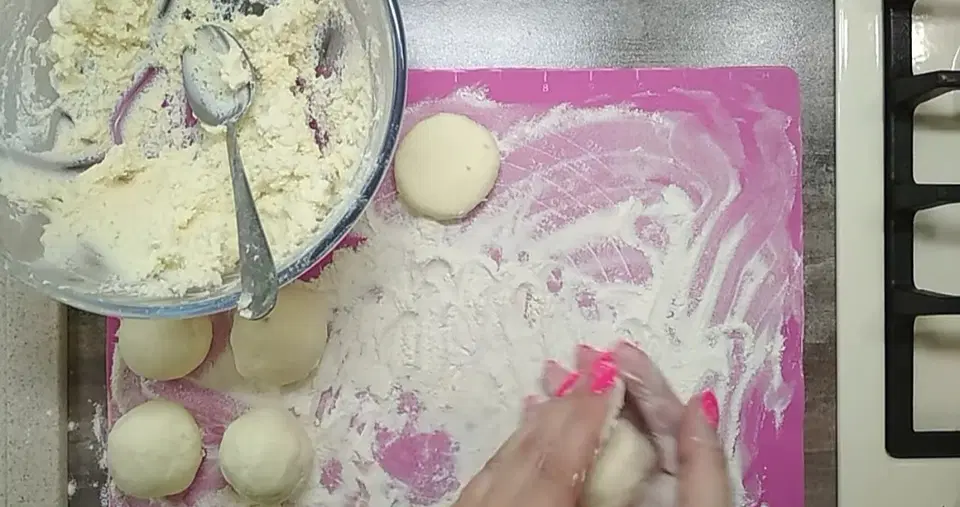 Сырники из творожной массы — шаг 4