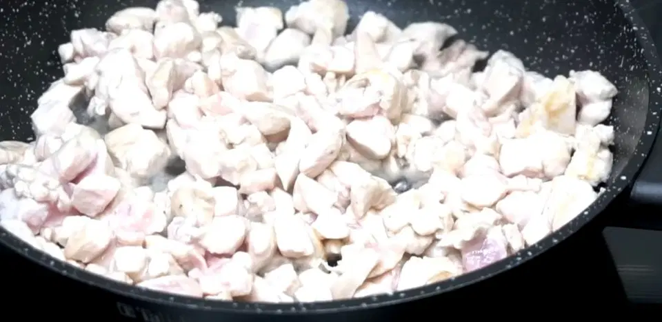 Салат оливье с мясом и свежими огурцами — шаг 4