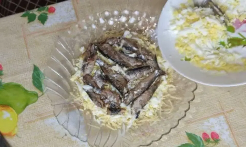 Шпротный салат с сыром — шаг 3
