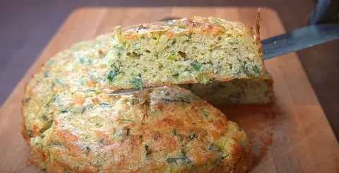 Открытый пирог с сыром и луком-пореем